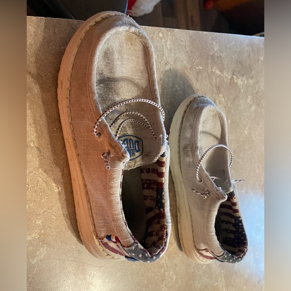 Size 3-4 Hey Dudes - Picture 2 of 5